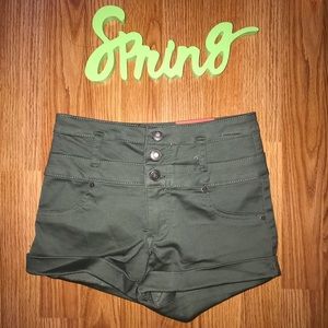 ❌ SOLD ❌ Cute Women’s Olive Green Super Stretch Shorts